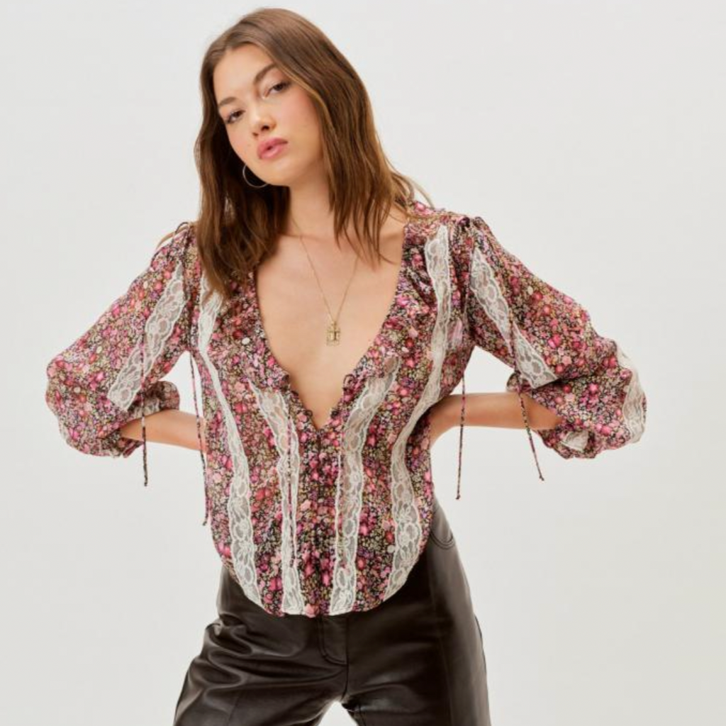 Experience the timeless elegance of Blouse Vanessa. With a delicate floral pattern, this blouse adds a touch of sophistication to any outfit. Crafted with high-quality materials, it offers both style and comfort, making it a versatile addition to your wardrobe. Elevate your look with this must-have piece.