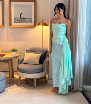Get ready to turn heads with the Robe Keira! This stunning prom dress combines fashion and elegance with its strapless sheath design and ruched details. Perfect for formal events and parties, its ankle length will make you look and feel like a queen. The ultimate choice for a show-stopping entrance!
