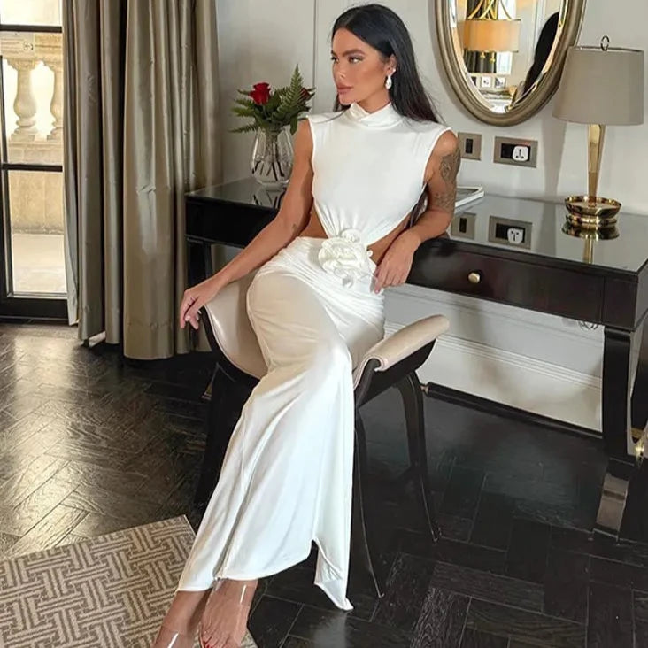 Introducing the Dress Loli, a sophisticated and exclusive addition to your wardrobe. This elegant white dress features a half high collar, adding a touch of luxury to any occasion. Elevate your style with this timeless piece that is sure to make a statement.
