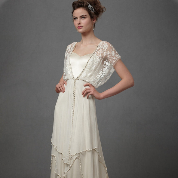 Indulge in the delicate lace and Neo romantique design of the Robe Eleanora. This simple gown exudes romance and sophistication, perfect for any bridal occasion. Feel like a true work of art as you glide down the aisle in this exclusive and luxurious piece.