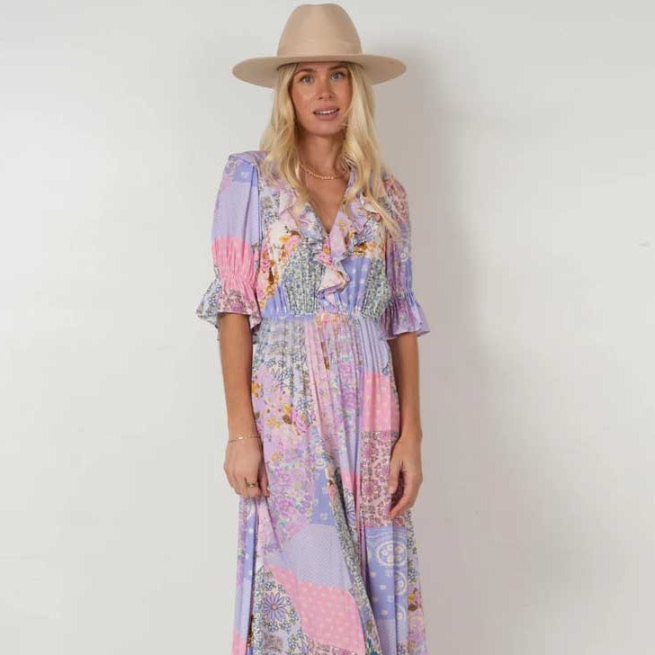 Experience ultimate comfort and style with the Robe Wren. This cha cha gown spells boho chic, giving you a unique and elegant look. Made with high quality material, you'll love its flowy and relaxed fit. Perfect for any occasion, this robe will become your go-to choice for effortless fashion.