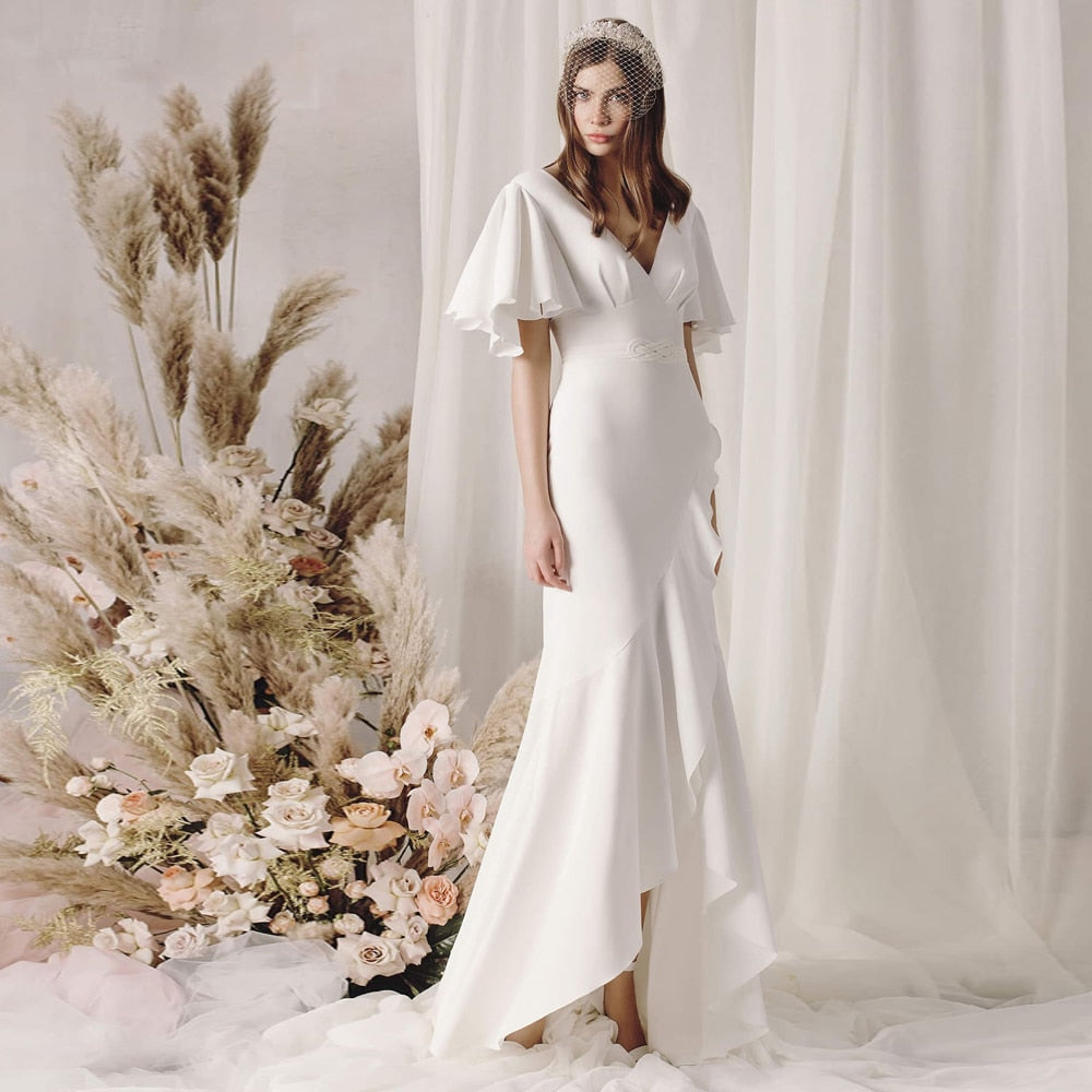 Allow yourself to feel elegant and beautiful on your special day with our Robe Georgie. This white bridal gown features a simple design that exudes sophistication and timeless charm. Make a statement and create unforgettable memories as you walk down the aisle in this stunning dress.