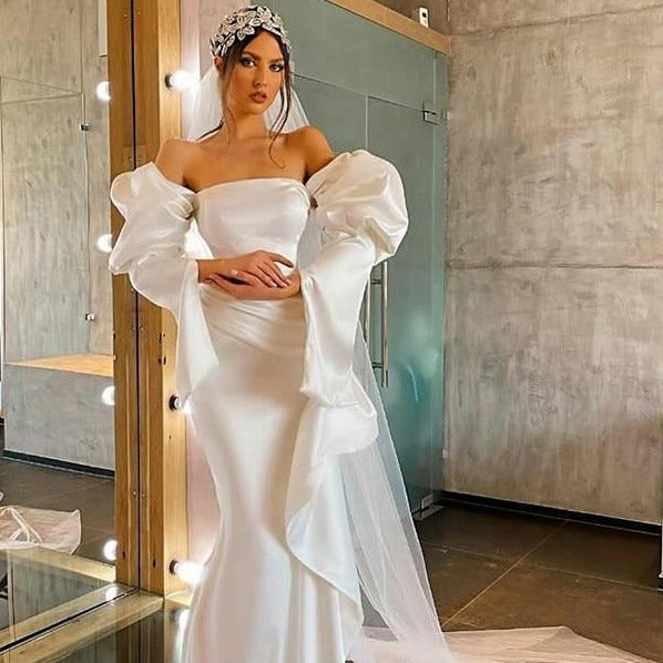Indulge in the luxury of the Robe Calla, an elegant satin bridal gown fit for a queen. With its sophisticated design and premium fabric, this gown will make you feel like a work of art on your special day. Elevate your wedding experience with the exclusive touch of the Robe Calla.