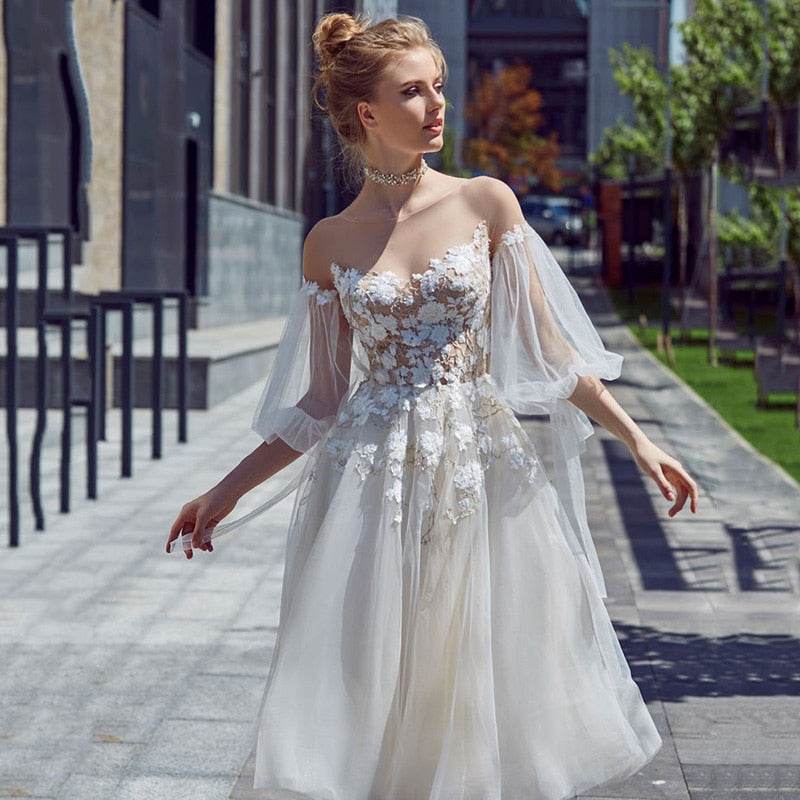 Introducing the Robe Veronica - the perfect bridal mini gown in stunning white. Experience the beauty and elegance of this robe on your special day. Made with high-quality materials, it will make you feel like a princess and leave a lasting impression. Upgrade your bridal look with the Robe Veronica!