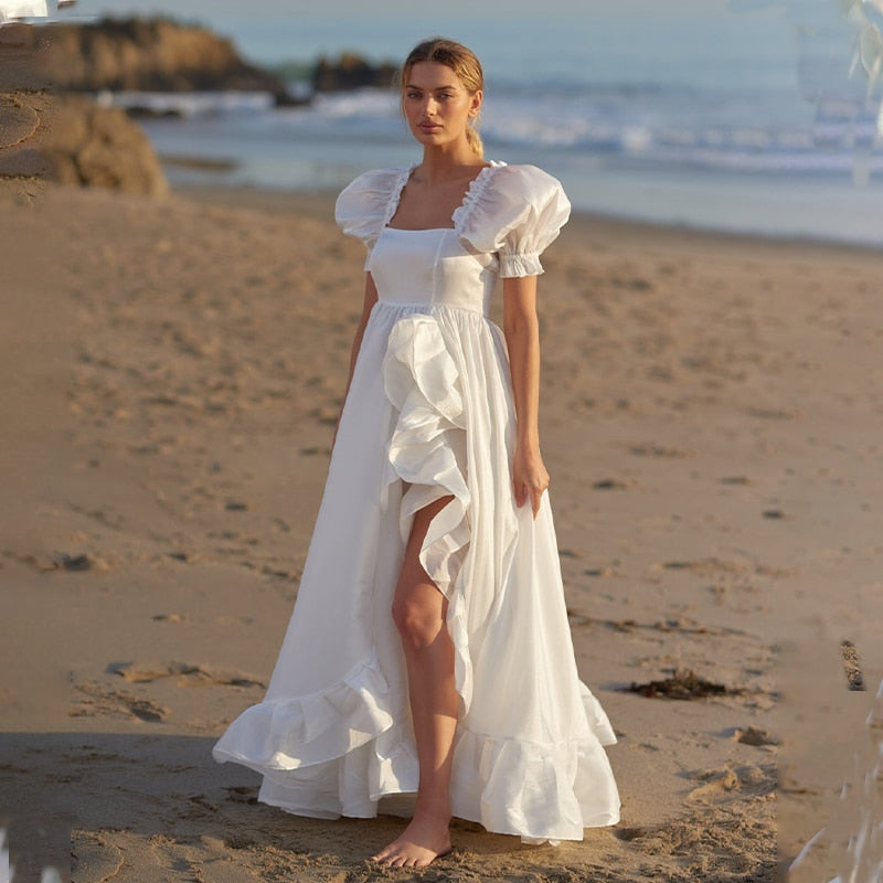 Introducing the Robe Eilidh, the perfect blend of elegance and sophistication. This white dress boasts a puffy silhouette, making it ideal for both bridal and evening wear. Transform any occasion into a memorable one with this stunning piece.