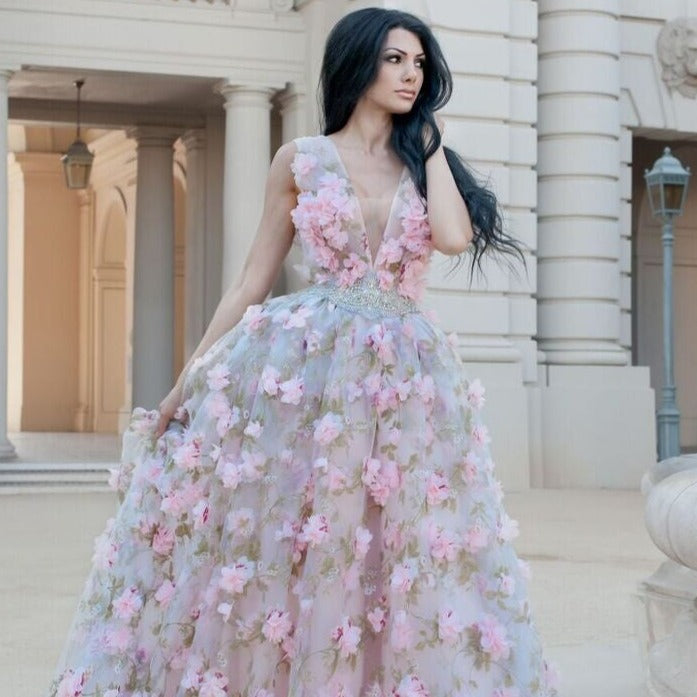 Indulge in a luxurious escape with our Robe Eulalia. This floral prom dress features delicate tulle details that add a touch of elegance and romance to your wardrobe. Perfect for evening events or a day out in the sun, this dress will make you feel like a work of art.