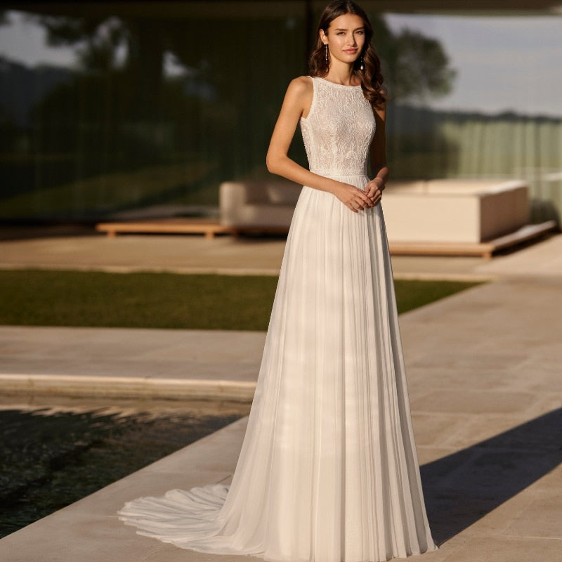 Indulge in luxury and sophistication with our Robe Peppa. This simple yet chic white bridal wedding gown exudes elegance and exclusivity. Dressed in this piece, you'll feel like a work of art, ready to walk down the aisle and captivate all eyes. Elevate your special day with the Robe Peppa.