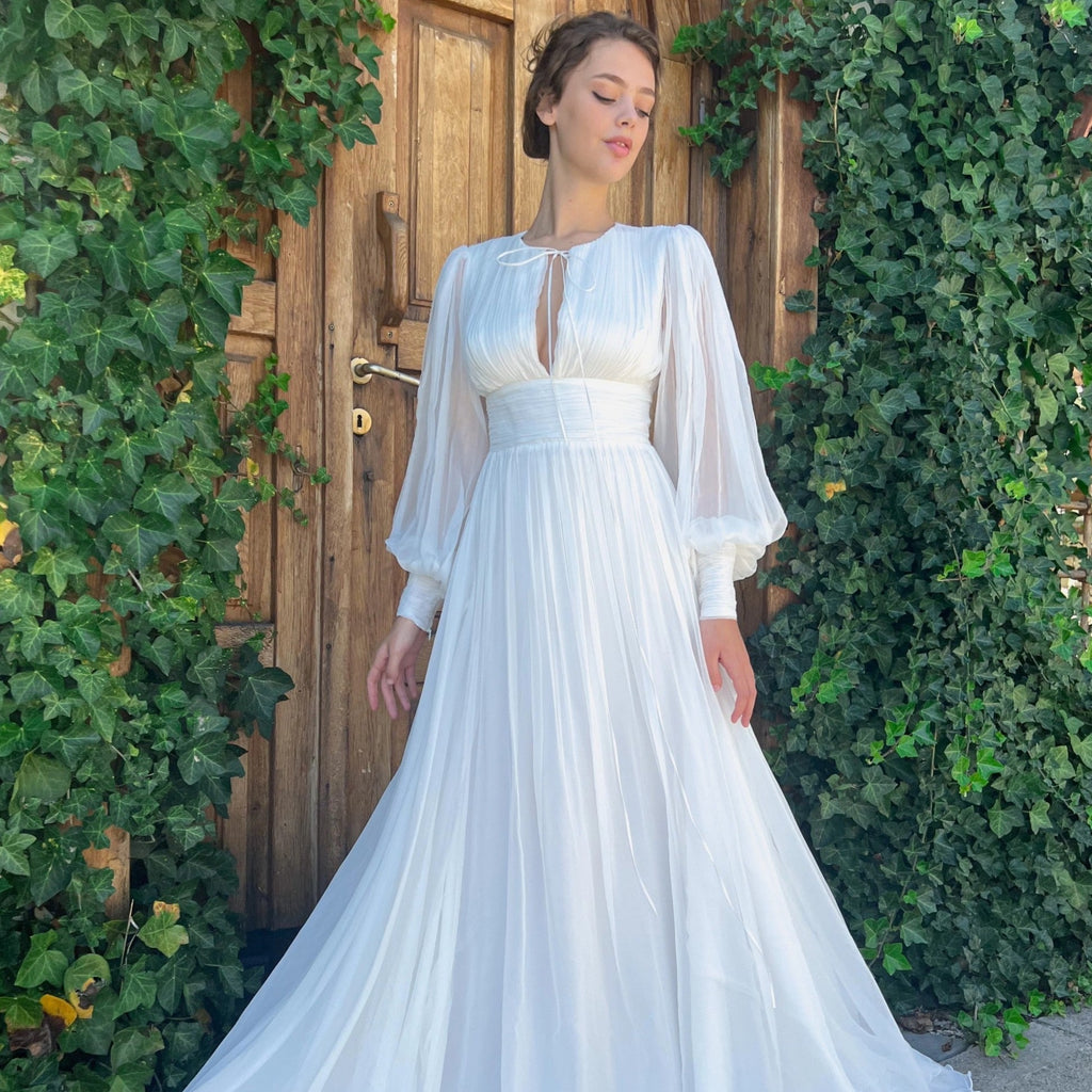 Be a vision in white in the Robe Divina dress. With its mesmerizing princess silhouette and intricate embroidery, you'll be ready to shine wherever you go.