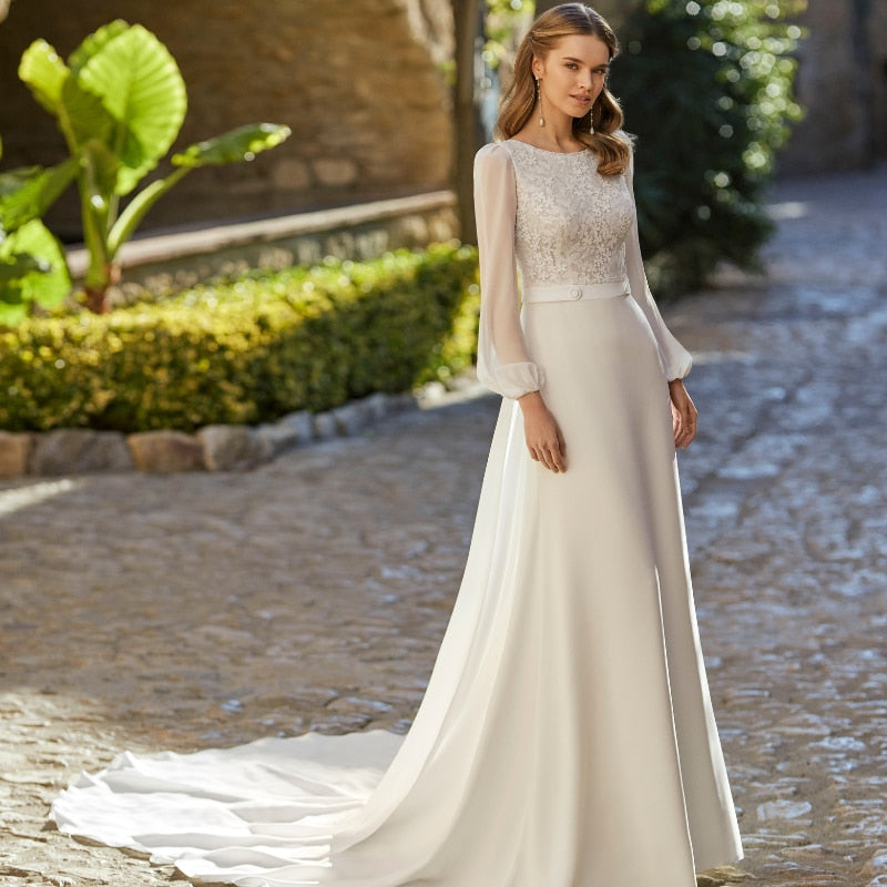 Look like a princess in this stunning "Robe Elif"! This gorgeous robe is the perfect combination of classic beauty and modern simplicity - perfect for your special day! Make an unforgettable statement with this unique, beautiful piece.