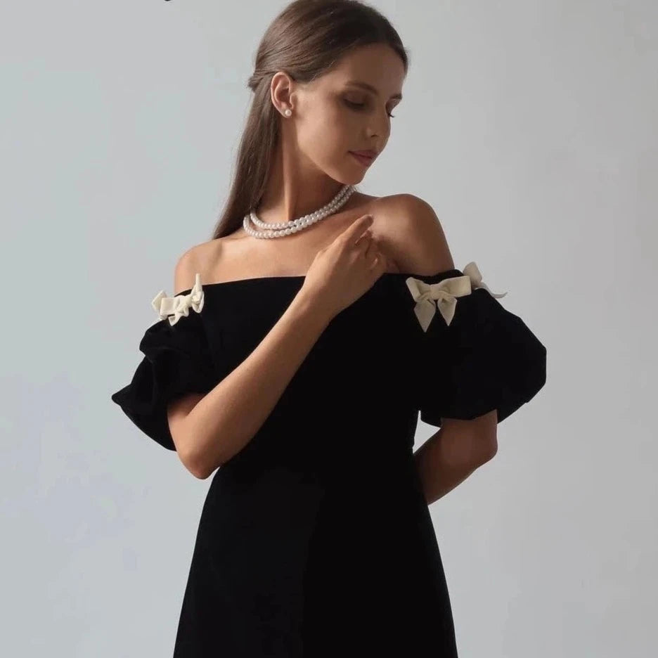 Elevate your formal occasion with the Robe Felicia. This elegant vintage dress features a fortunate evening design with a simple, sweet bow and boat neck for a classic look. With ankle-length style, it's perfect for prom or any evening party. Exude confidence and class in this formal occasion gown.