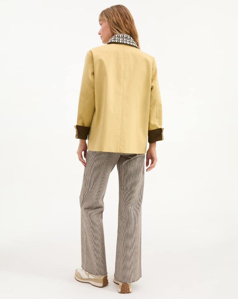 The Arlen Dickey Coat is expertly tailored from soft, 100% cotton for a lightweight and transitional piece. With a relaxed, boxy fit and oversized flap pockets, it offers both style and practicality. But the real showstopper? The detachable collar adorned with dazzling rhinestones, adding a touch of glamour and elevating any outfit.