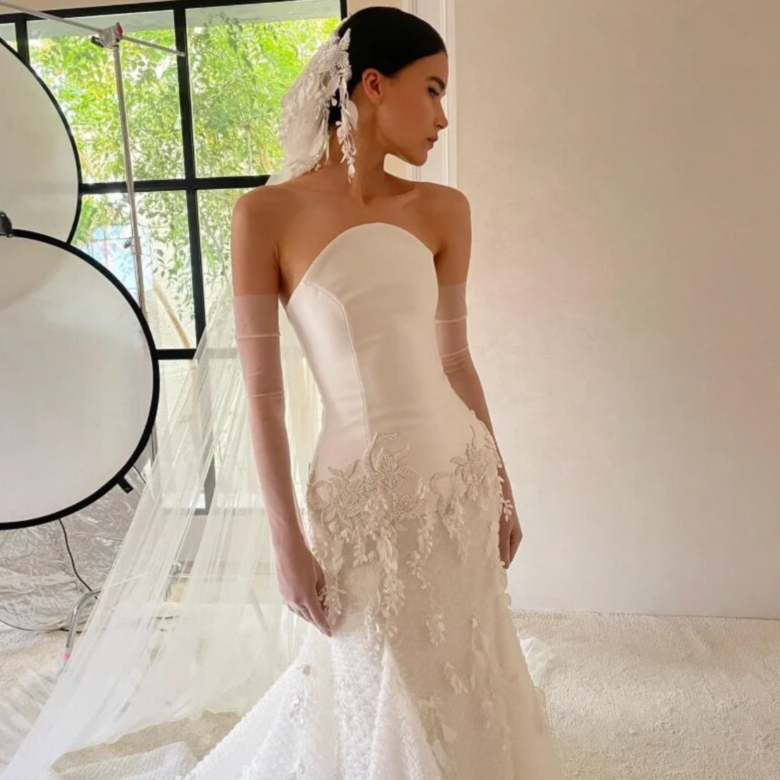 This elegant lace trumpet strapless dress, known as Dress Remie, features delicate lace appliques that add a touch of sophistication to your wedding day look. Made with expert craftsmanship, this dress exudes elegance and charm, perfect for the modern bride looking for a timeless and refined look.