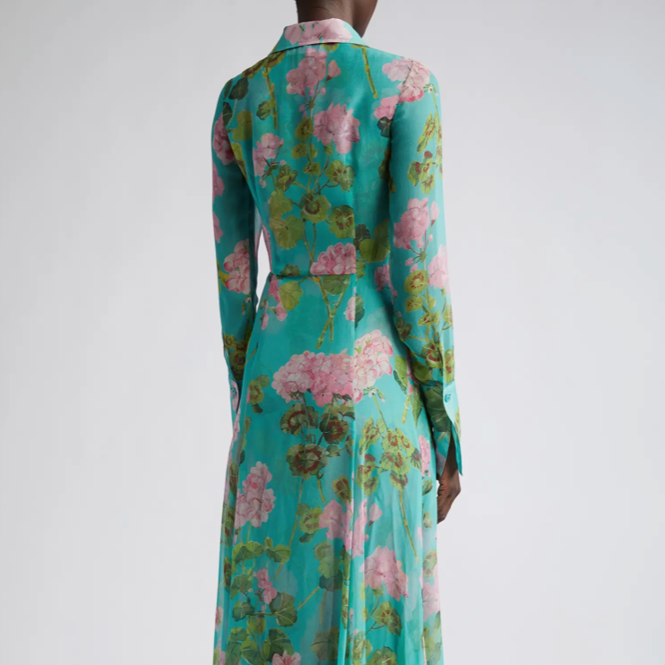 Indulge in luxury with the Robe Carlisha from Oscar de la Renta. This gorgeous silk chiffon maxi dress features a stunning geranium print, adding a touch of elegance and sophistication to your wardrobe. Perfect for any special occasion, this dress elevates your style and makes you feel like a true fashion icon.