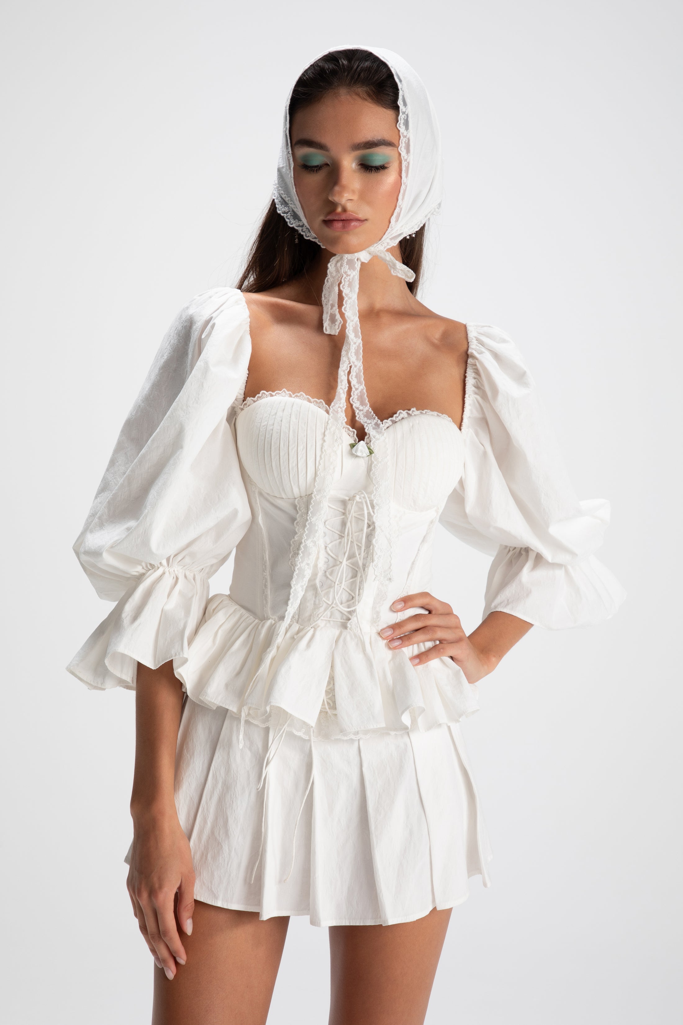 Elevate your style with the Ensemble Maddie. This elegant white &nbsp;ensemble features delicate lace trim and trendsetting bubble sleeves, perfect for any occasion. Dress it up for a formal affair or keep it casual for a day out. Make a statement with this luxurious addition to your wardrobe.