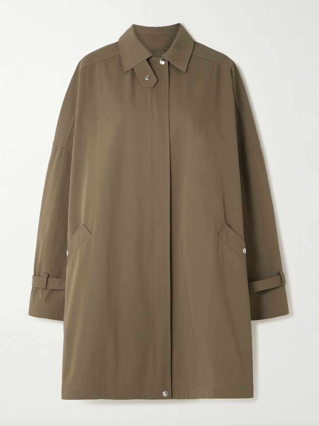 This organic cotton trench coat from TOTEME elevates any outfit with its clean, structured silhouette. Crafted from crisp organic cotton, it offers comfort and sustainability. Its roomy shape ensures ease of movement, while cuff tabs and a throat latch beneath the collar add thoughtful detailing. The partially concealed placket creates a sleek, polished look, making this coat a versatile essential for refined style.