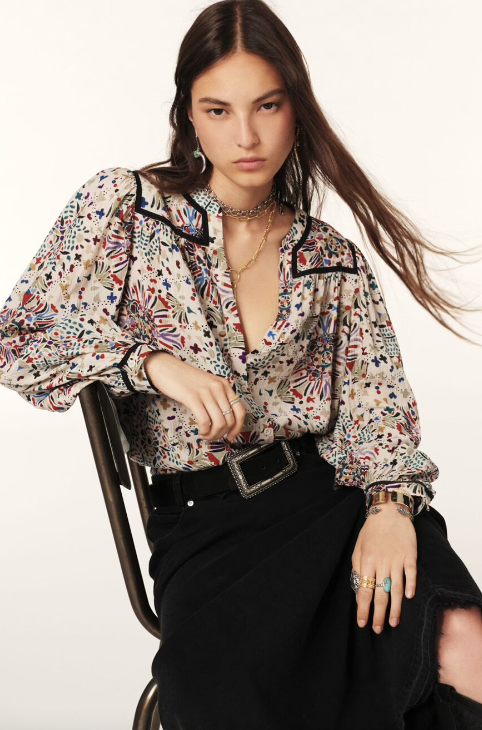 Indulge in the luxurious Faizae Blouse by ba&sh, a straight-cut shirt that highlights your figure with its fitted shoulders and loose, stretchy style. The small round collar and V-neck add a touch of sophistication, while the slightly puffed sleeves and contrasting bias details elevate the flowing fabric with a graphic motif. Perfect for the working girl with a taste for high fashion.