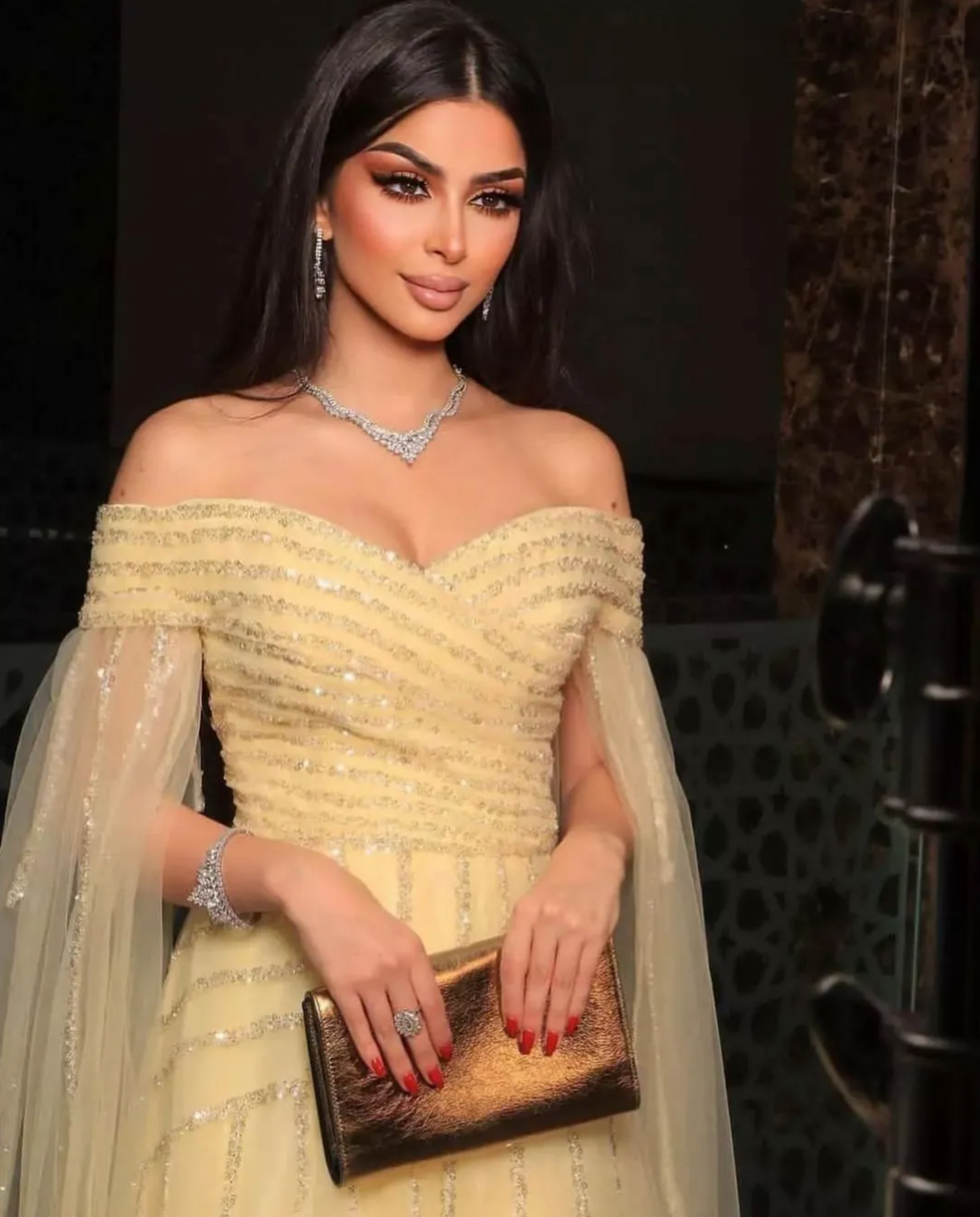 Elevate your style with the Robe Marquisa, an elegant Saudi Arabia long cape dress adorned with sparkling diamonds. Perfect for creating a fantasy-inspired look that will turn heads. Embrace luxury and sophistication with this stunning dress.