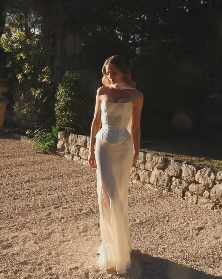 Introducing the Robe Katerin, a stunning Satin Mermaid Wedding Dress that will make any bride feel elegant and beautiful. With a simple strapless design and long sleeveless silhouette, this dress is perfect for any wedding. Made with high-quality satin, it's the perfect balance of sophistication and simplicity.