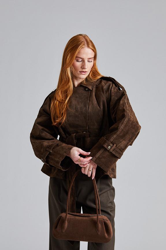 The York Cropped Trench Coat in Dark Brown by Adoore is a timeless, chic piece. Made with high-quality, soft suede and a classic trench silhouette, this coat is finished with a refined touch. The quilted lining and light padding provide both warmth and structure, making this a must-have for any wardrobe.