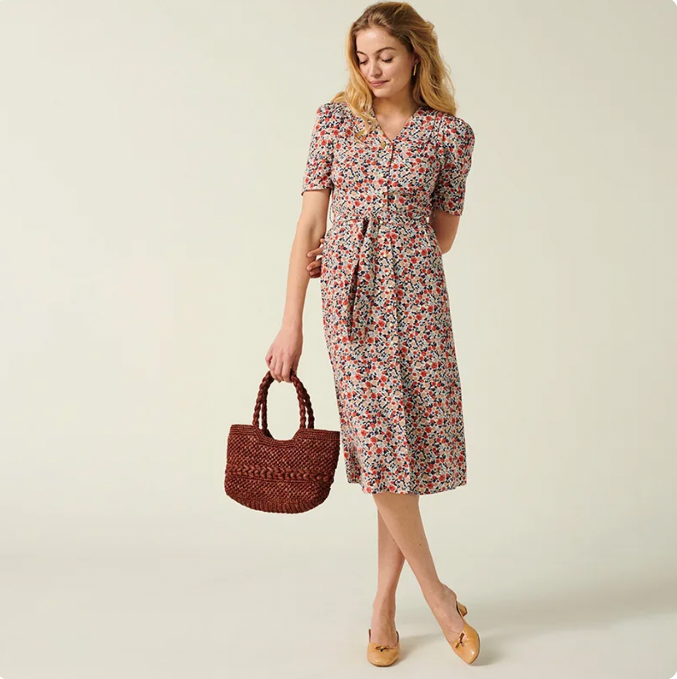 Introducing Dress Elise - the perfect addition to your spring and summer wardrobe. This new ladies dress features a flattering V-neck and a beautiful printed design. Its mid-length cut is perfect for any occasion. Look stylish and feel confident in Dress Elise.