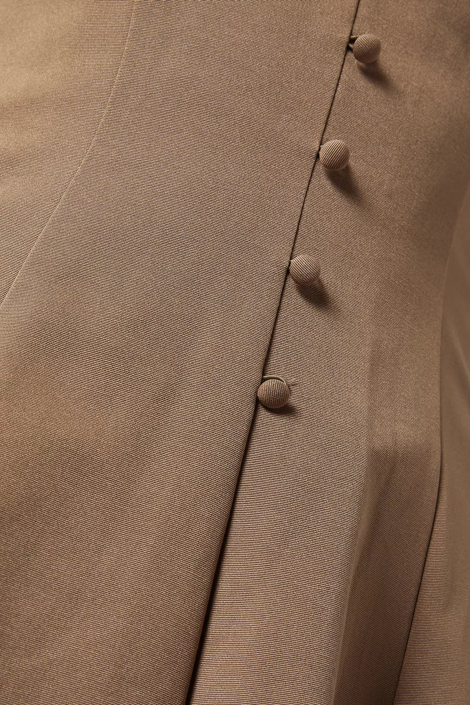 Effortlessly elegant, the Stella Maxi Dress from Staud is a must-have for your wardrobe. Made of a soft cotton blend, it features a fitted bodice and structured waistline, creating a stunning silhouette. Perfect for any occasion, this dress will make you feel confident and stylish.