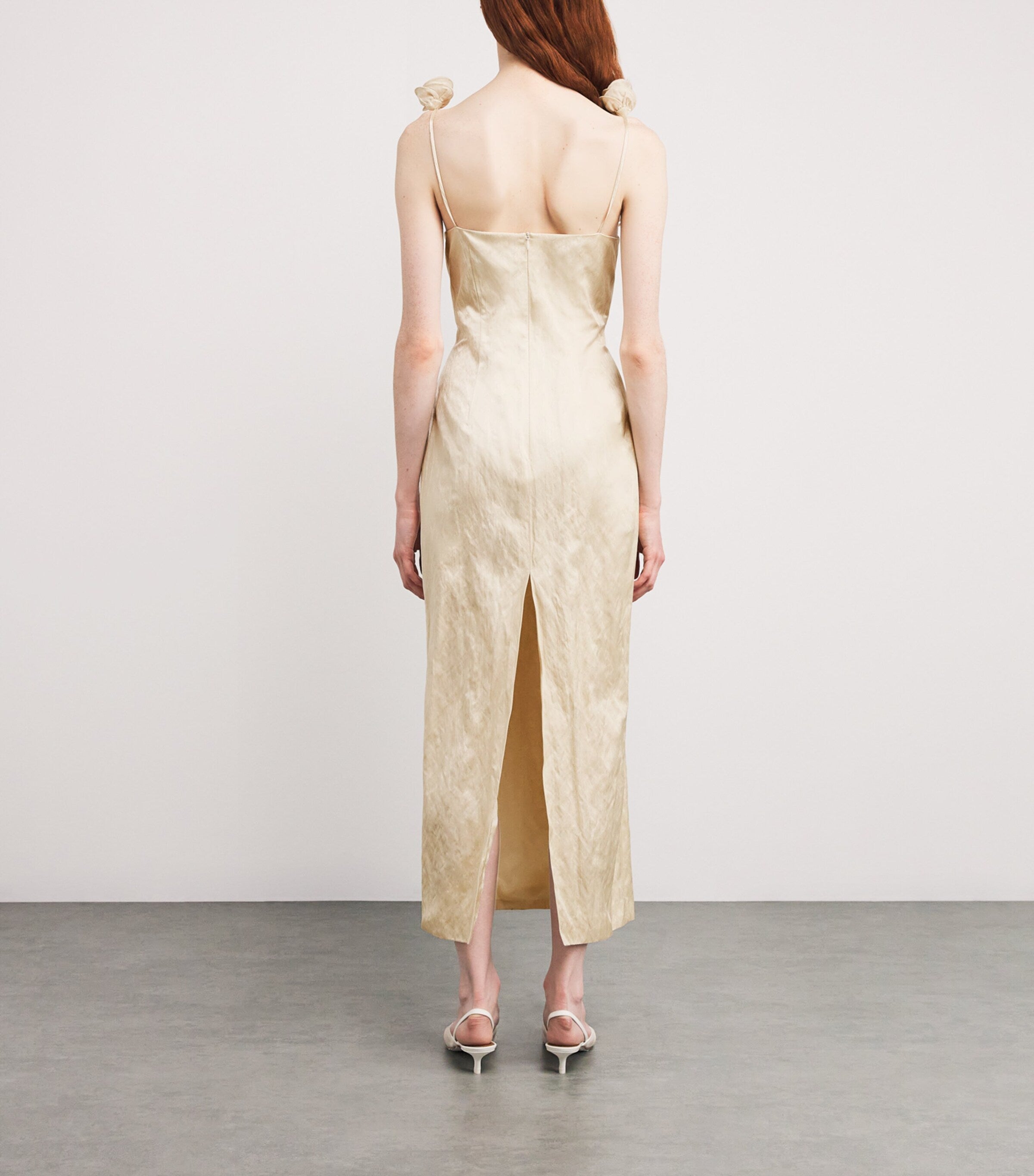 This Rosette bustier midi dress in cream redefines elegance with its iconic shape crafted from luxurious Japanese cotton crinkle fabric. The delicate 3D rosettes on the shoulder straps add a refined, romantic touch, making it perfect for standout occasions. Its flattering bustier silhouette enhances your figure while the breathable fabric ensures comfort throughout the day or night. Elevate your wardrobe with this timeless piece that blends classic design with contemporary details.