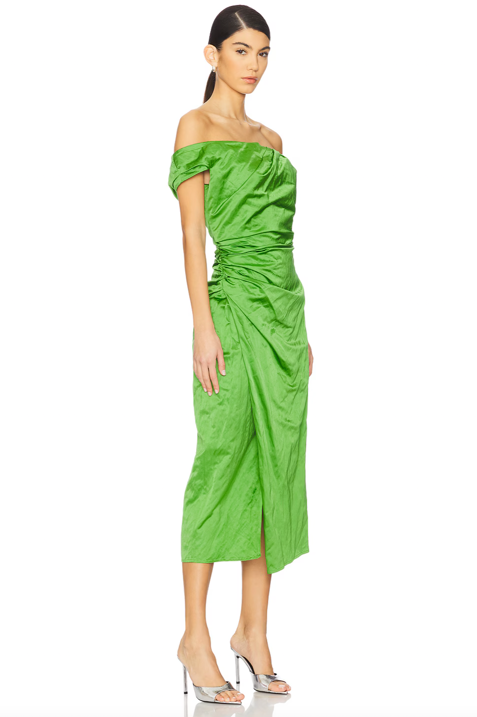 The Camille Dress is a sophisticated garment that combines elegance and comfort. Made of medium-weight satin, it offers fluid draping that flatters the silhouette. Its fitted yoke provides delicate support, while the side opening adds movement and versatility to the design. Invisible zipper closure for a flawless finish without vizuale interruptions. Without lining, permanent freedom of movement prevails. 