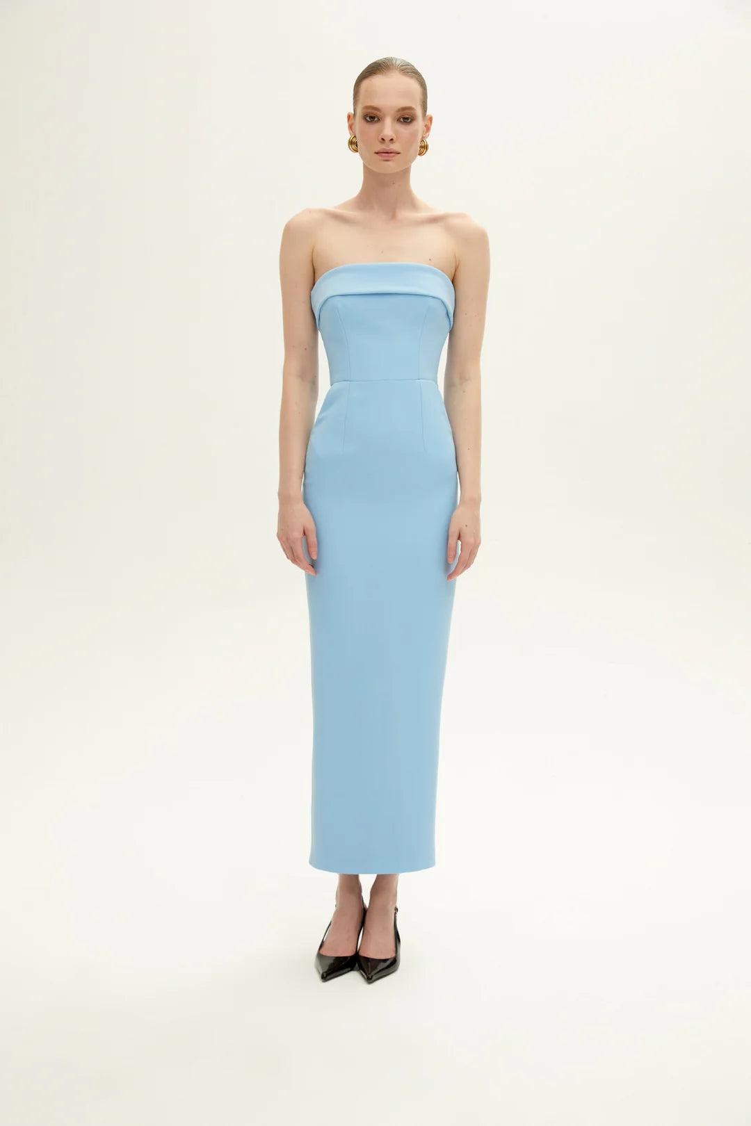 The Rhea Dress in Bleu combines elegance with practicality. Its strapless design highlights your shoulders, while the peplum chest detail adds a sophisticated flair. The body-fitting silhouette flatters your figure, and thoughtful pockets provide convenient storage without sacrificing style. Perfect for any occasion, this maxi dress blends comfort and chic effortlessly.