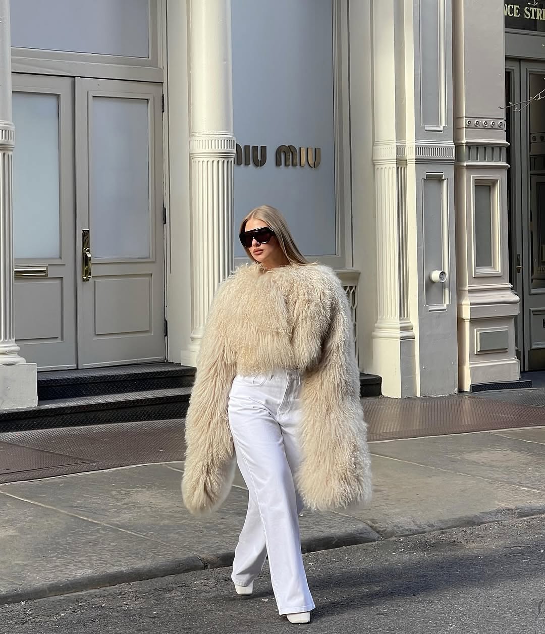 The Hannah Shearling Cape Coat in Beige blends luxurious lama fur with a unique, cropped design that adds elegant volume through its cape-like sleeves. Equipped with hidden zippers, it offers versatile styling options—transition effortlessly from a structured look to a relaxed silhouette. This coat is the perfect choice for anyone aiming to make a sophisticated and unforgettable impression.