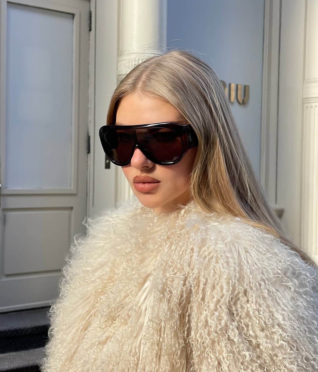 The Hannah Shearling Cape Coat in Beige blends luxurious lama fur with a unique, cropped design that adds elegant volume through its cape-like sleeves. Equipped with hidden zippers, it offers versatile styling options—transition effortlessly from a structured look to a relaxed silhouette. This coat is the perfect choice for anyone aiming to make a sophisticated and unforgettable impression.