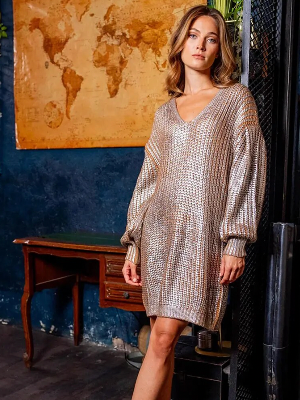 Add some playful elegance to your wardrobe with our Pull Denisse. This loose solid sweater dress is perfect for autumn and winter, featuring a v-neck and lantern sleeves for a glossy, sophisticated look. Stay warm and stylish with this unique and versatile piece!