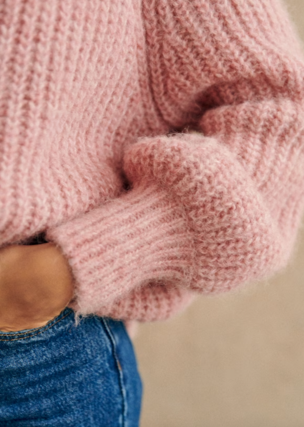 Indulge in the luxurious comfort and style of the Cardigan Emile. Crafted from a blend of alpaca and wool, this cardigan boasts long, slightly puffed sleeves and a beaded rib knit design. The round neckline and tone-on-tone buttons add an elegant touch to this slightly oversized piece, making it a must-have for any sophisticated wardrobe.