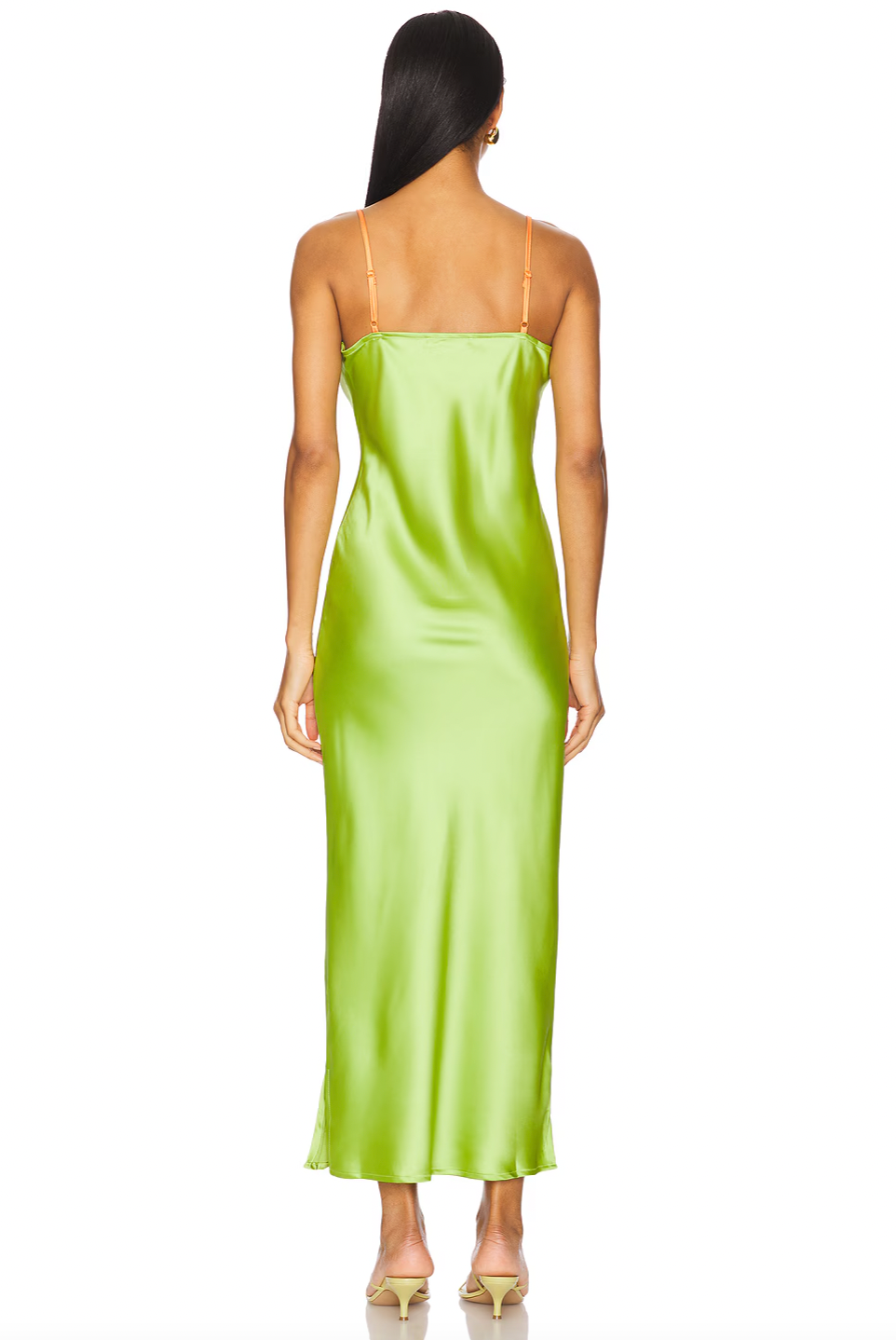 Succombez au charme espiègle de la robe Caetana, en satin semi-léger qui glisse délicatement sur la peau. Les bretelles réglables et la fermeture zippée cachée vous assurent un ajustement parfait, tandis que la dentelle à l’encolure et le galon à œillets ajoutent une touche coquette. Les fentes sur les côtés donnent du mouvement à chaque pas, pour une allure pleine de légèreté et de malice. 