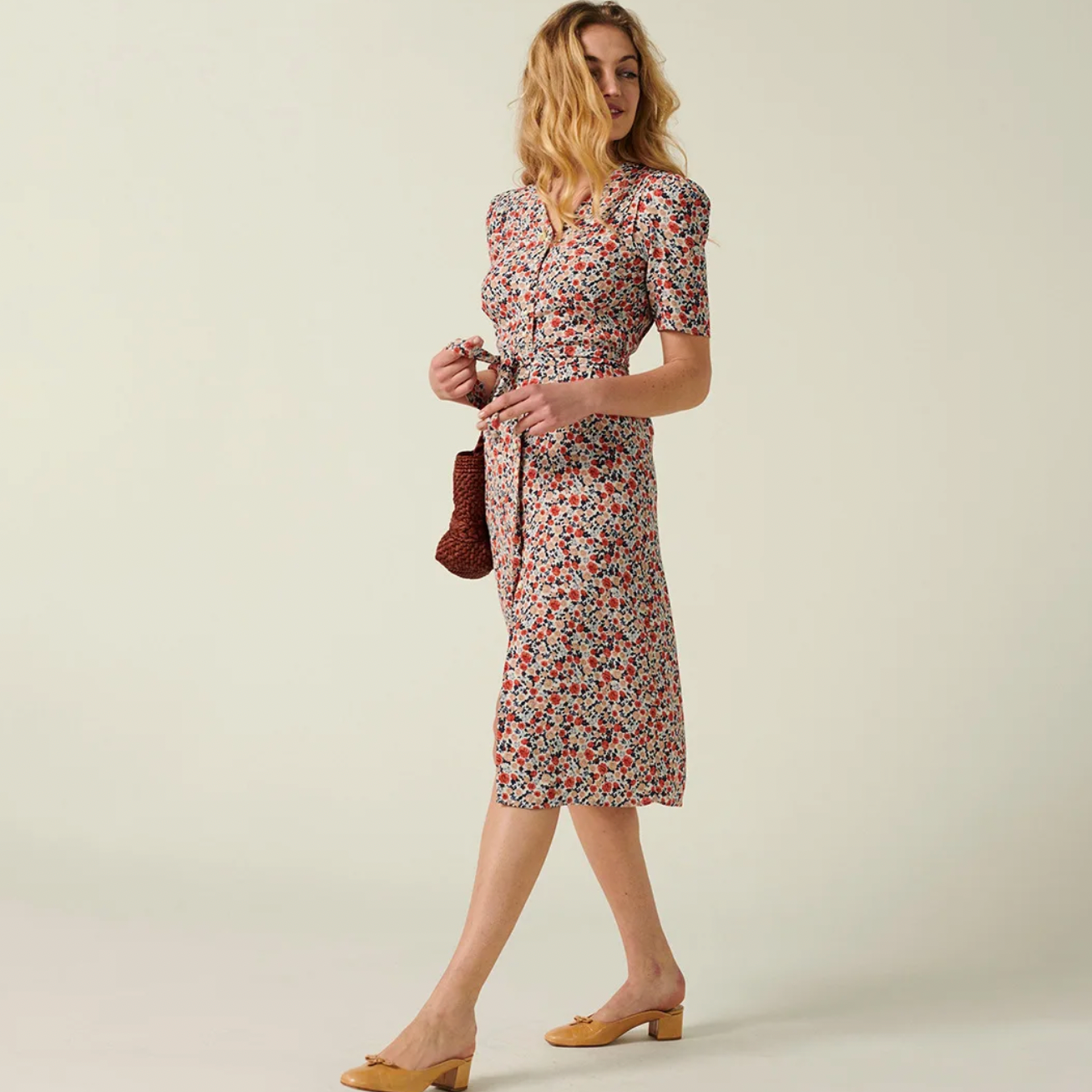 Introducing Dress Elise - the perfect addition to your spring and summer wardrobe. This new ladies dress features a flattering V-neck and a beautiful printed design. Its mid-length cut is perfect for any occasion. Look stylish and feel confident in Dress Elise.