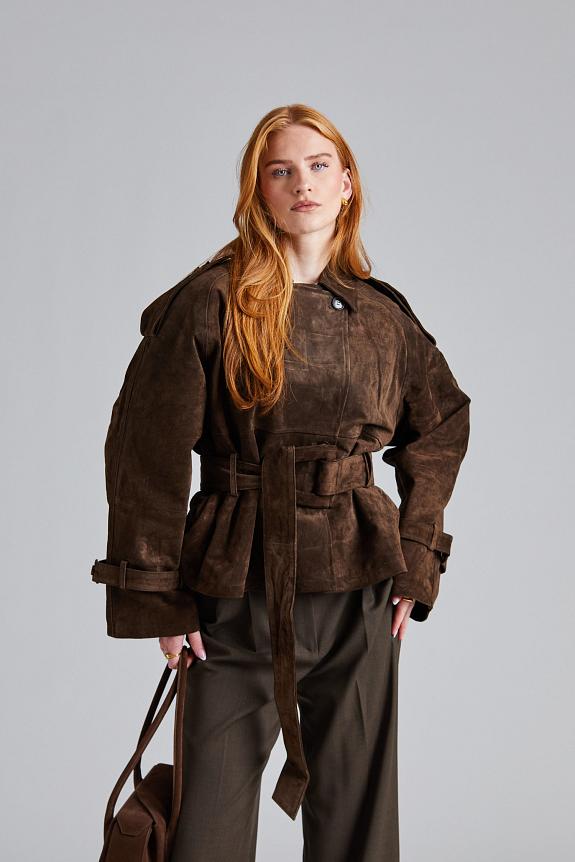 The York Cropped Trench Coat in Dark Brown by Adoore is a timeless, chic piece. Made with high-quality, soft suede and a classic trench silhouette, this coat is finished with a refined touch. The quilted lining and light padding provide both warmth and structure, making this a must-have for any wardrobe.