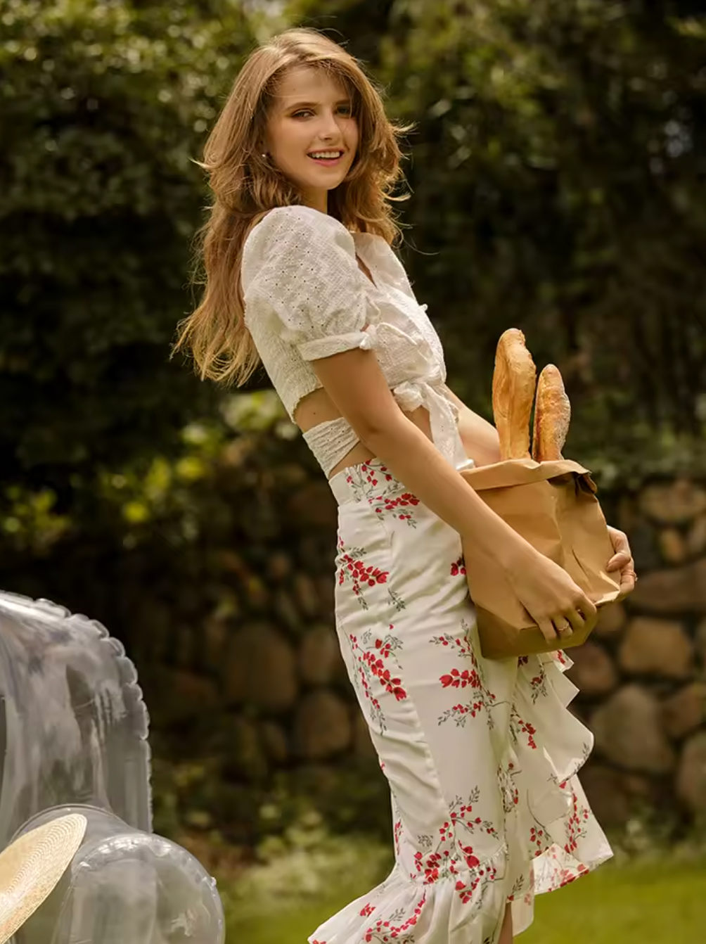 Discover the Alondra Set, a two-piece set combining comfort and seduction. These feminine pajamas include a top with thin straps and matching shorts, perfect for your balmy nights or for a stylish indoor outfit. Designed to be worn both at home and away, this loungewear gives you freedom of movement and an irresistible look at all times. Treat yourself to the luxury of French softness mixed with a sexy touch, ideal for your moments of relaxation in style.