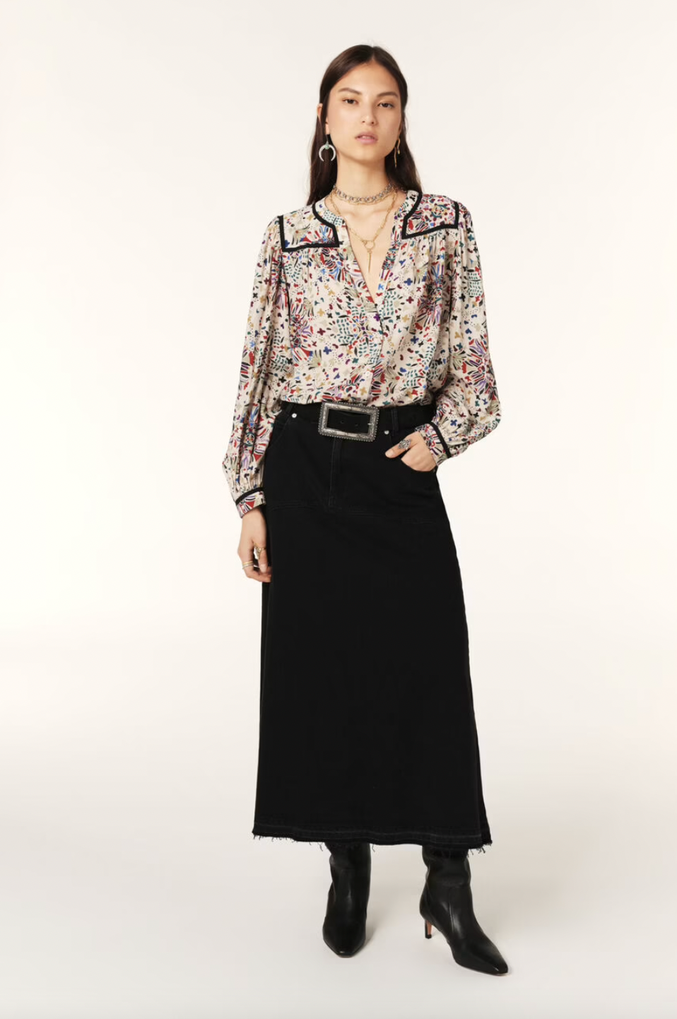 Indulge in the luxurious Faizae Blouse by ba&sh, a straight-cut shirt that highlights your figure with its fitted shoulders and loose, stretchy style. The small round collar and V-neck add a touch of sophistication, while the slightly puffed sleeves and contrasting bias details elevate the flowing fabric with a graphic motif. Perfect for the working girl with a taste for high fashion.