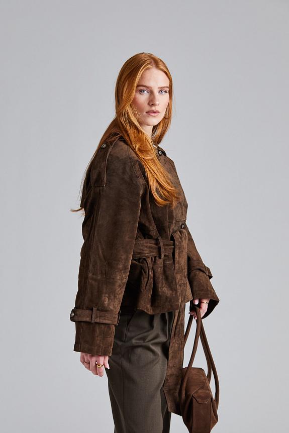 The York Cropped Trench Coat in Dark Brown by Adoore is a timeless, chic piece. Made with high-quality, soft suede and a classic trench silhouette, this coat is finished with a refined touch. The quilted lining and light padding provide both warmth and structure, making this a must-have for any wardrobe.
