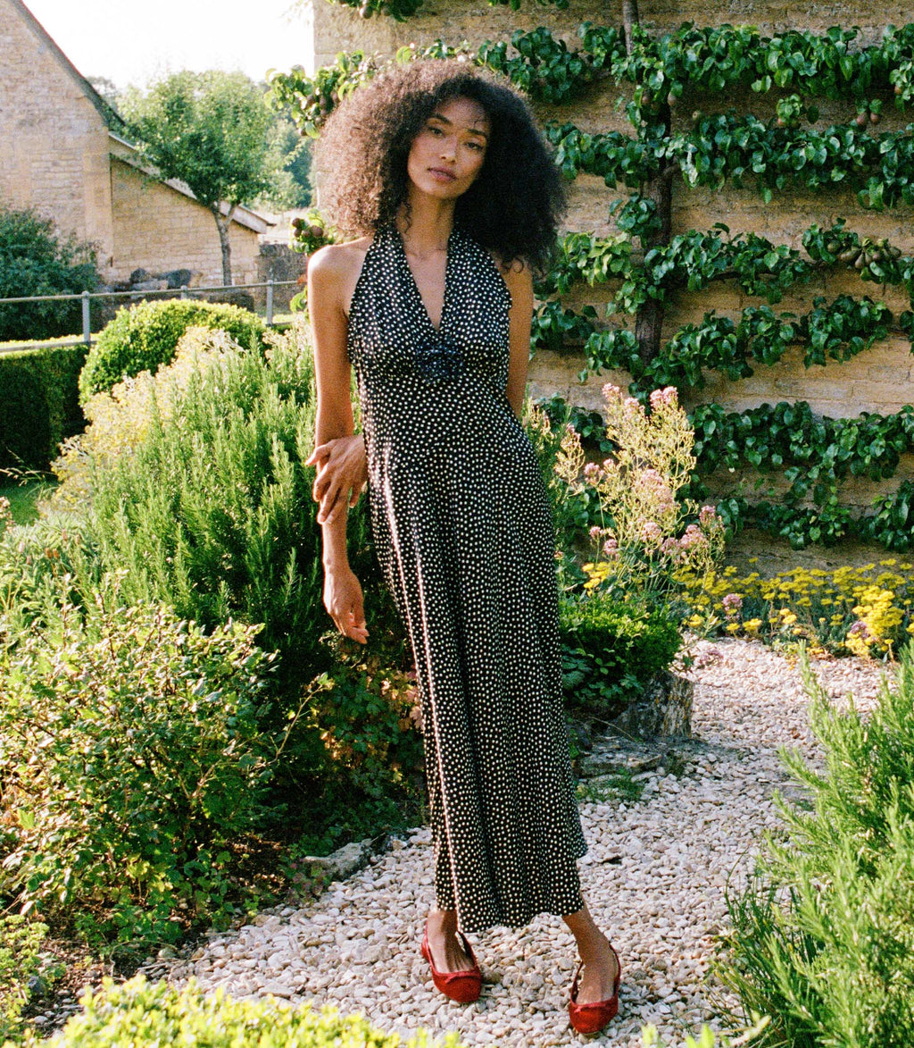 The Mazarin Dress by Doen embodies 1990s elegance with its luxurious silk-viscose blend and delicate halter neckline detailed with ruffles. Its fitted bodice and invisible side zipper create a sleek, flattering silhouette, while the removable silk georgette rosette brooch offers versatile sophistication. Perfect for adding timeless grace to your wardrobe, this dress blends comfort and style effortlessly.