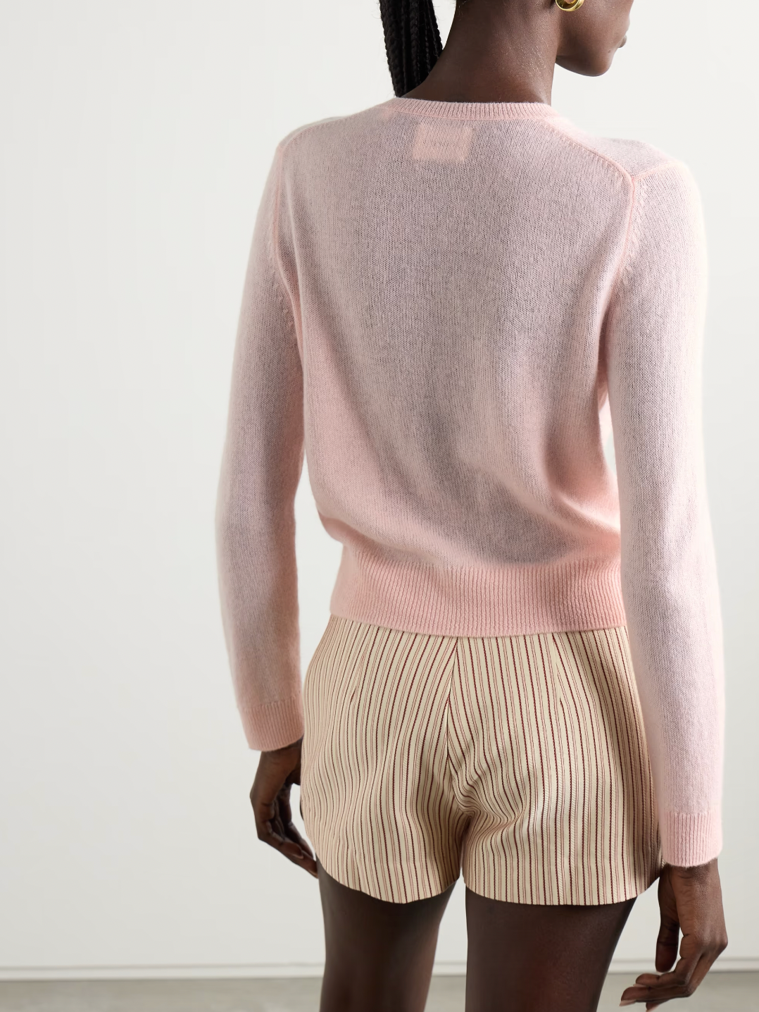 Elevate your everyday wardrobe with the Freya cashmere cardigan by Doen, where timeless elegance meets uncompromising comfort. Crafted from luxuriously soft cashmere, this versatile piece drapes beautifully and feels like a gentle embrace against your skin. Perfect for layering over dresses or pairing with your favorite jeans, the Freya transitions seamlessly from office to evening. 