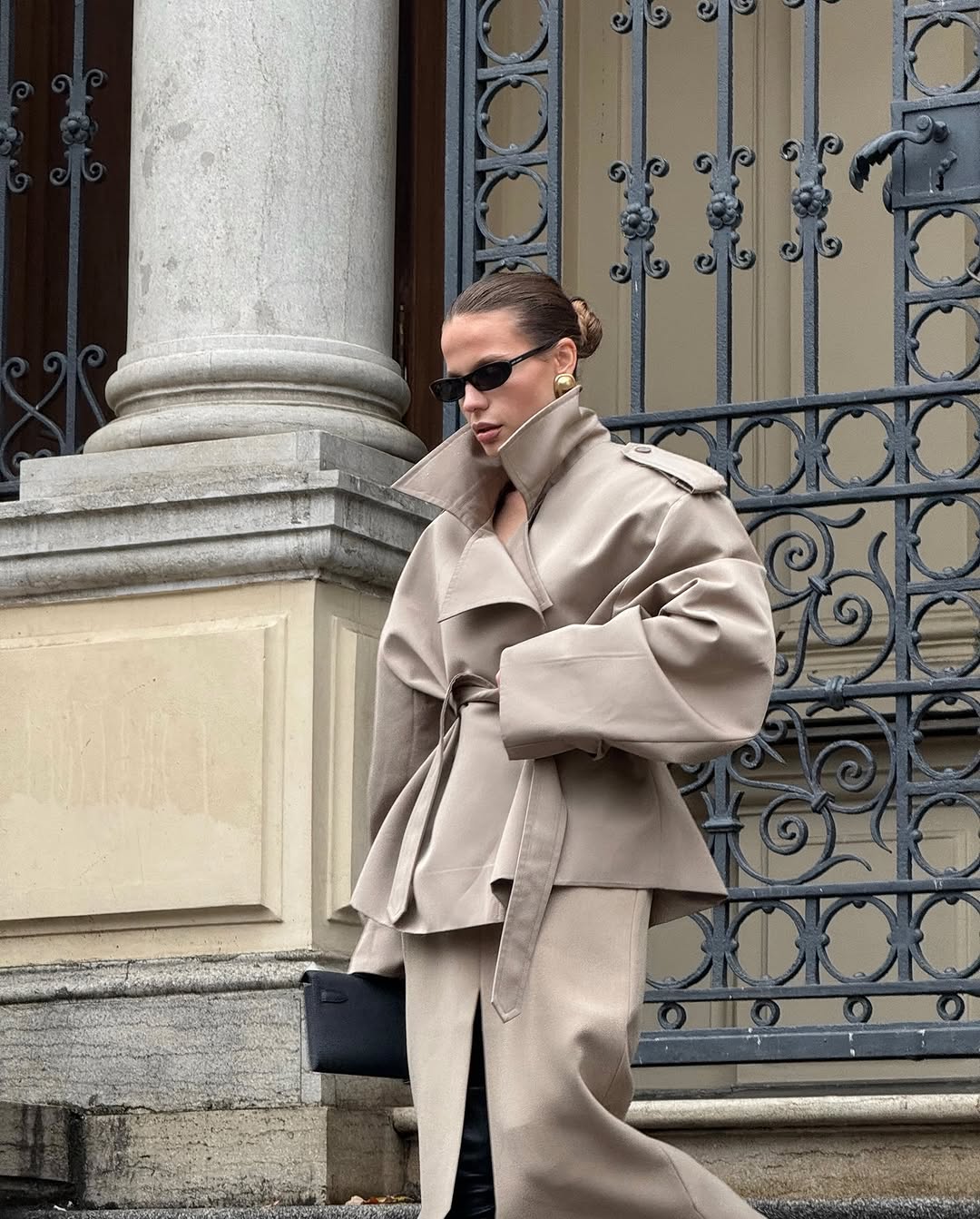 Elevate your wardrobe with this cropped beige trench coat, designed to blend timeless elegance with modern style. Its tailored fit effortlessly complements any outfit, while the neutral beige tone adds versatile sophistication. Ideal for layering, this coat offers both comfort and a chic silhouette, making it a must-have piece for your collection.