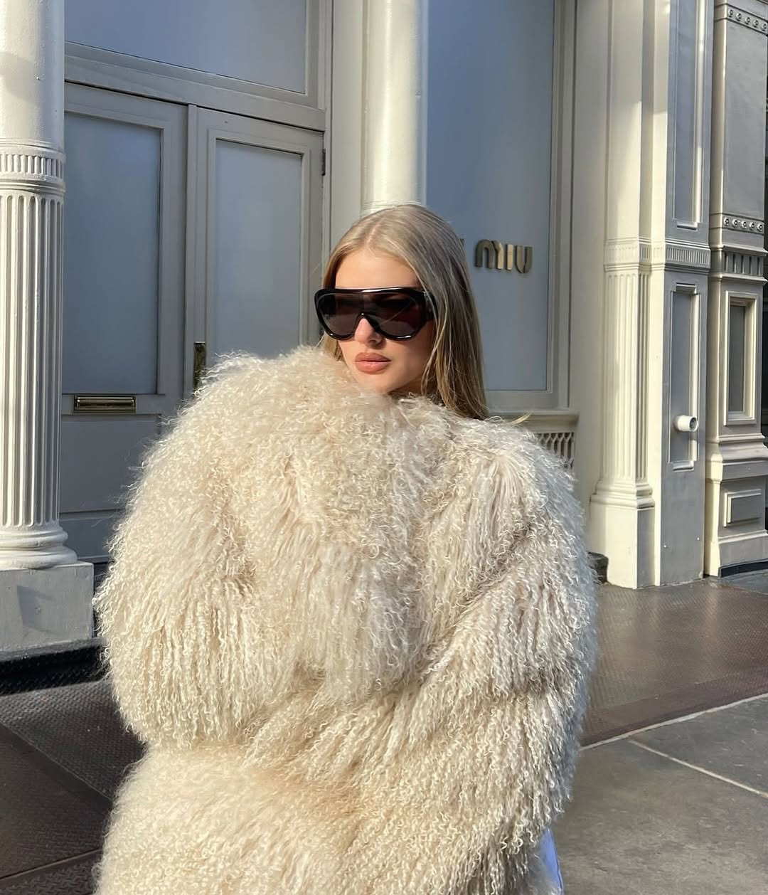 The Hannah Shearling Cape Coat in Beige blends luxurious lama fur with a unique, cropped design that adds elegant volume through its cape-like sleeves. Equipped with hidden zippers, it offers versatile styling options—transition effortlessly from a structured look to a relaxed silhouette. This coat is the perfect choice for anyone aiming to make a sophisticated and unforgettable impression.