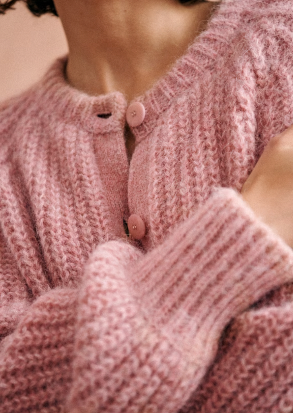 Indulge in the luxurious comfort and style of the Cardigan Emile. Crafted from a blend of alpaca and wool, this cardigan boasts long, slightly puffed sleeves and a beaded rib knit design. The round neckline and tone-on-tone buttons add an elegant touch to this slightly oversized piece, making it a must-have for any sophisticated wardrobe.