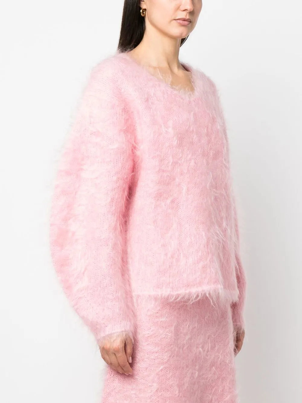 Experience luxurious comfort and style with the BY MALENE BIRGER Merino Wool Blend Set. The Hamie V-Neck Oversize Sweater boasts a cozy Mohair and Merino Wool blend in a feminine Bubble Pink color. Elevate your wardrobe and feel your best with this irresistible combination of quality and fashion.