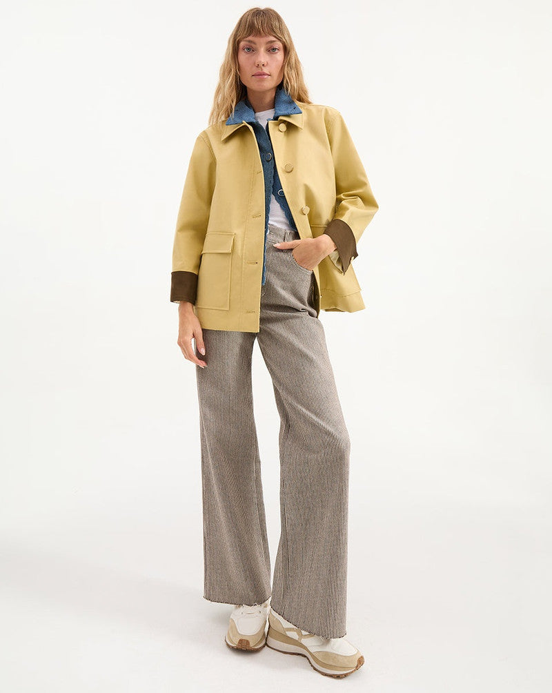 The Arlen Dickey Coat is expertly tailored from soft, 100% cotton for a lightweight and transitional piece. With a relaxed, boxy fit and oversized flap pockets, it offers both style and practicality. But the real showstopper? The detachable collar adorned with dazzling rhinestones, adding a touch of glamour and elevating any outfit.