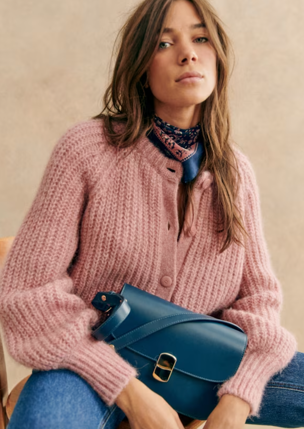 Indulge in the luxurious comfort and style of the Cardigan Emile. Crafted from a blend of alpaca and wool, this cardigan boasts long, slightly puffed sleeves and a beaded rib knit design. The round neckline and tone-on-tone buttons add an elegant touch to this slightly oversized piece, making it a must-have for any sophisticated wardrobe.