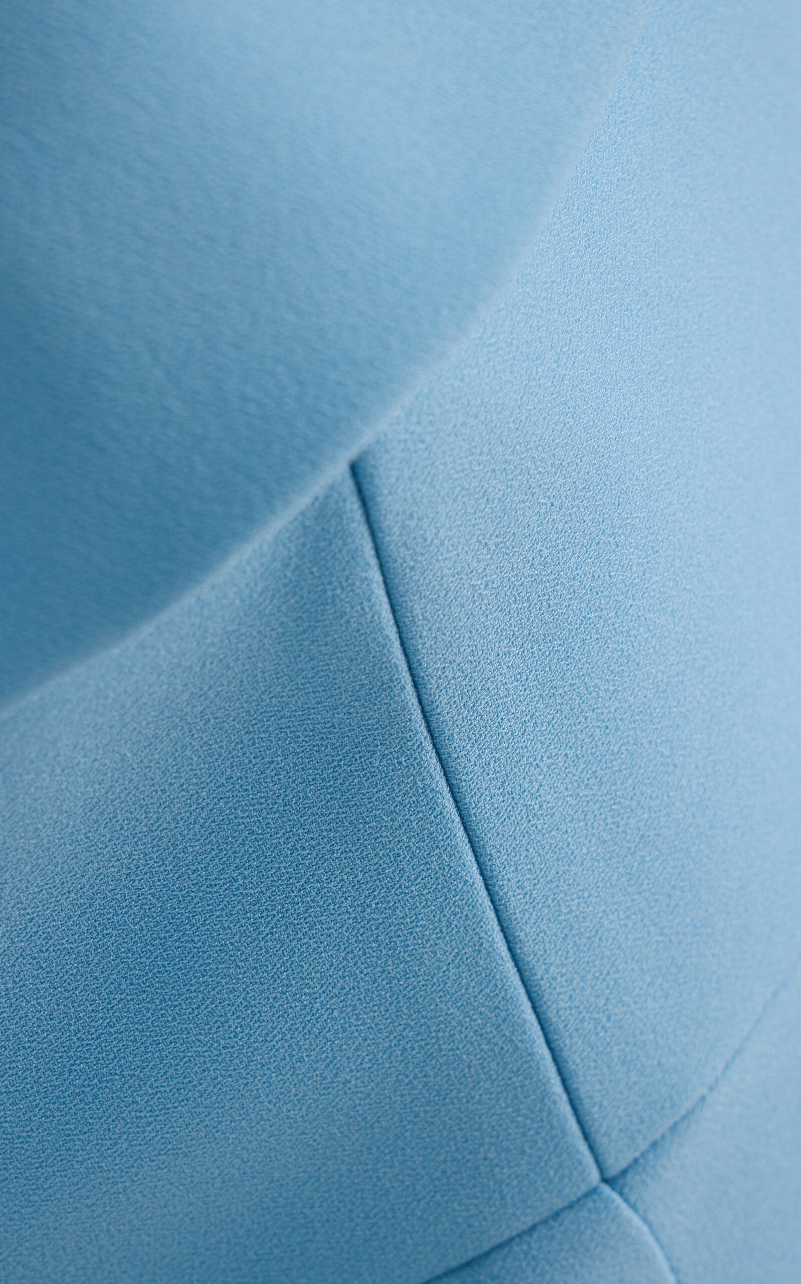 The Rhea Dress in Bleu combines elegance with practicality. Its strapless design highlights your shoulders, while the peplum chest detail adds a sophisticated flair. The body-fitting silhouette flatters your figure, and thoughtful pockets provide convenient storage without sacrificing style. Perfect for any occasion, this maxi dress blends comfort and chic effortlessly.