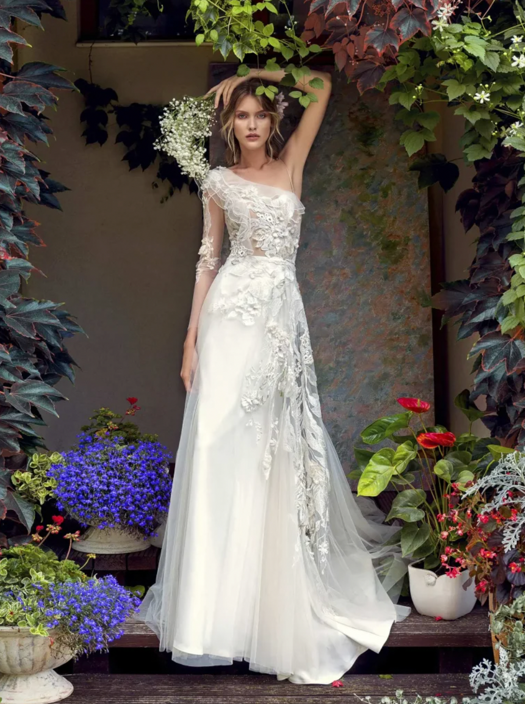 Introducing the Robe Cammillie, a charming and exquisite line of wedding dresses for women. Featuring delicate 3D floral designs, this dress will make any bride feel enchanting on her special day. Discover the newest addition to our bridal collection.