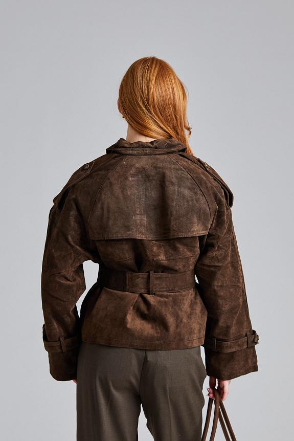 The York Cropped Trench Coat in Dark Brown by Adoore is a timeless, chic piece. Made with high-quality, soft suede and a classic trench silhouette, this coat is finished with a refined touch. The quilted lining and light padding provide both warmth and structure, making this a must-have for any wardrobe.