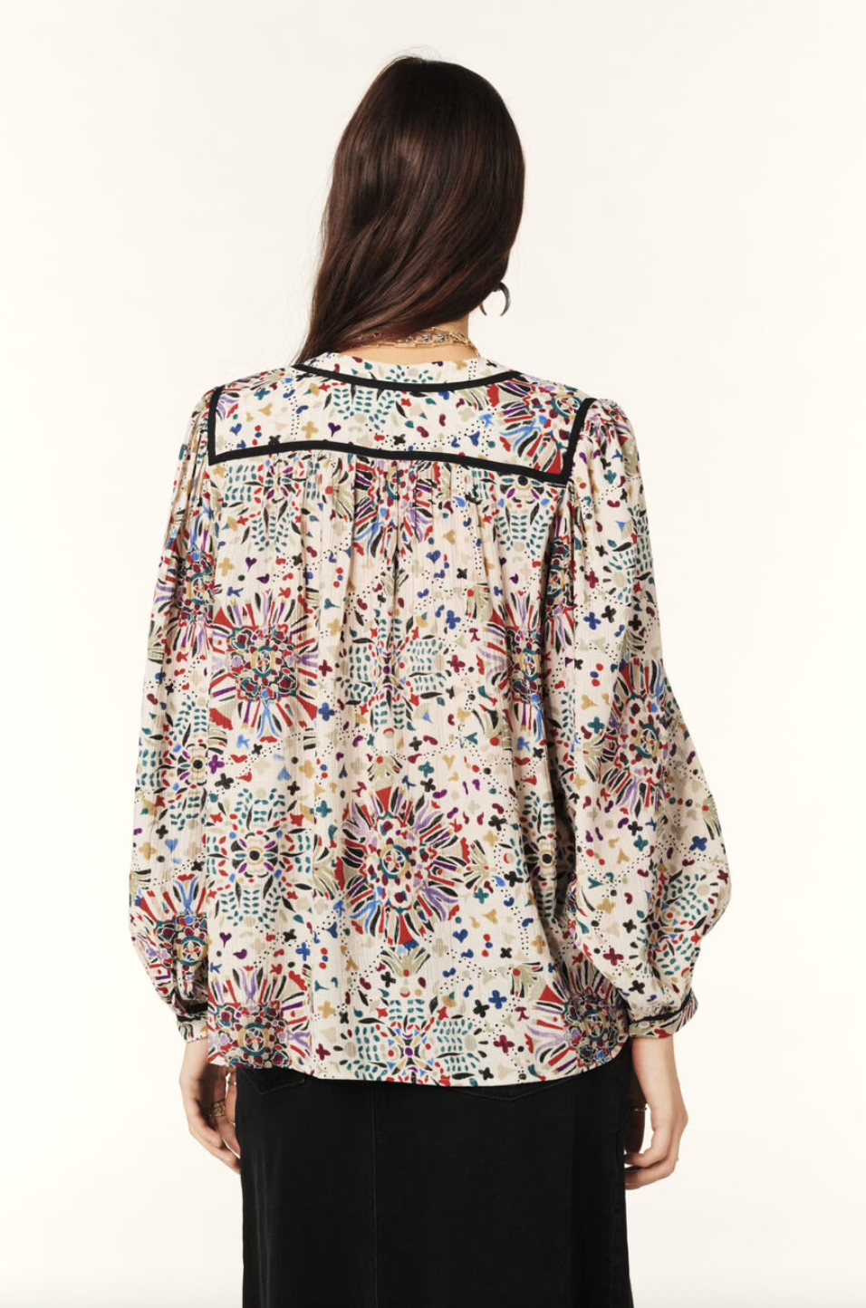 Indulge in the luxurious Faizae Blouse by ba&sh, a straight-cut shirt that highlights your figure with its fitted shoulders and loose, stretchy style. The small round collar and V-neck add a touch of sophistication, while the slightly puffed sleeves and contrasting bias details elevate the flowing fabric with a graphic motif. Perfect for the working girl with a taste for high fashion.